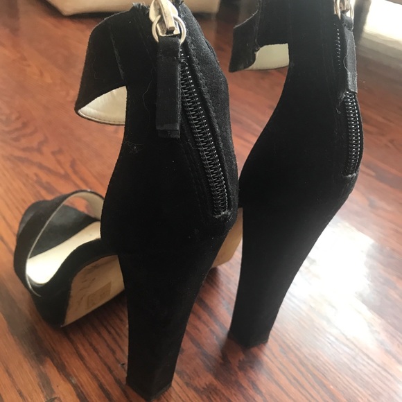 Heels! - Picture 2 of 3